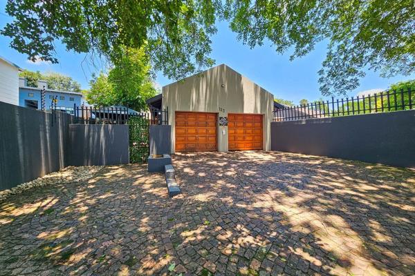 This house is perfectly priced and ideally located in the well known Alphen Park, Pretoria area, walking distance from Menlyn and ...