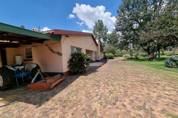 This small holding is next to a main road and is perfect if you need to work from home.

The property has a massive main house:
4 ...