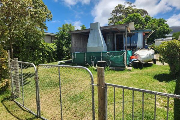 Wooden home with caravan
Under cover braai area
Bathroom with shower
Two ...