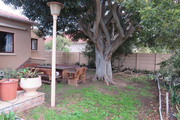 This Grand old lady comes with a 775sqm plot with an established garden. Fruit trees on the property for your own fresh fruits plus 4 ...