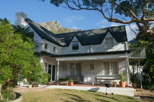 A comfortable family home, located in the sought-after Bokkemanskloof area of Hout Bay, offers stunning views and a relaxed atmosphere. ...