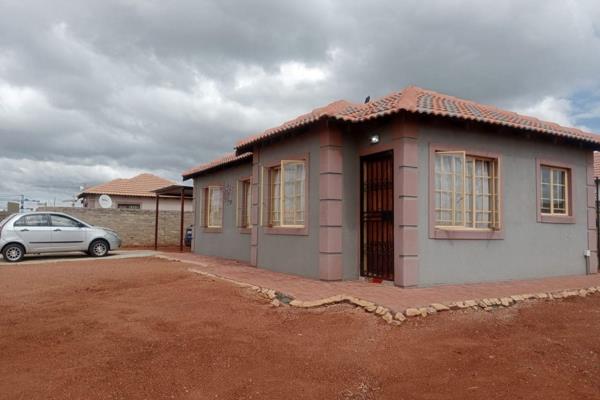 Beautiful 3 bedroom house in a secured complex
Open plan kitchen and lounge
1 bathroom
2 covered carport
Prepaid electricity
Big ...