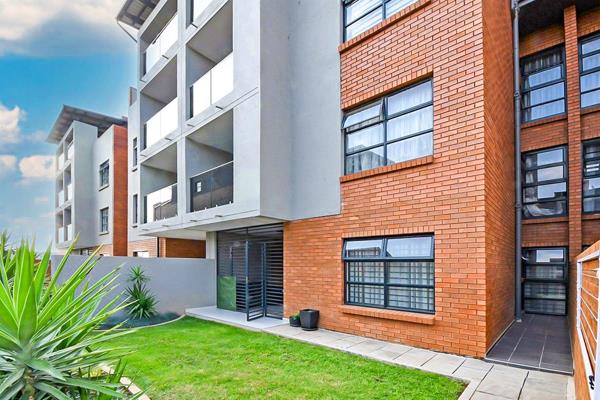 This modern ground-floor unit in the sought-after Royce Heights complex, with low levies and access to top-notch facilities, this ...