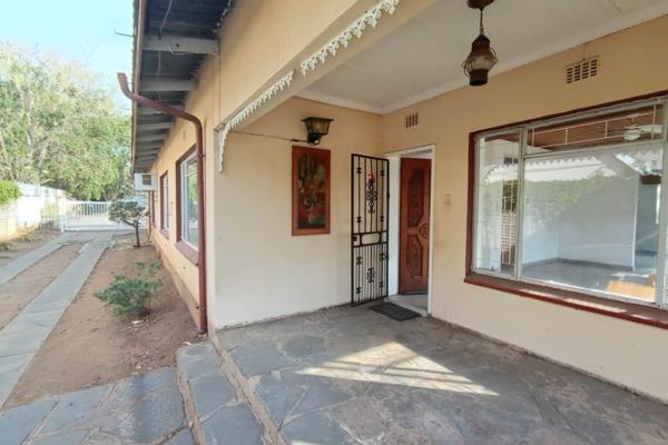 Spacious 3 bedroom house to rent in Bo-Dorp
Consists of 3 bedrooms, 2 bathrooms, laundry, kitchen, dining room and lounge.
No garage ...