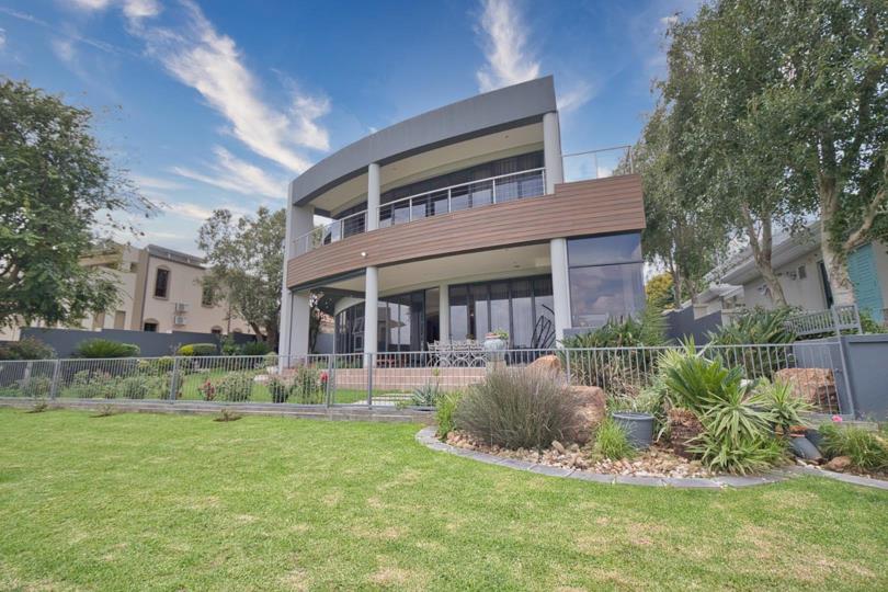 4 Bedroom House for sale in Ebotse Golf Estate - P24-115485534