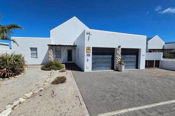 Sole mandate. 
This house overlooks the green belt and offers limited views of the ocean. The open-plan living area and kitchen flow ...