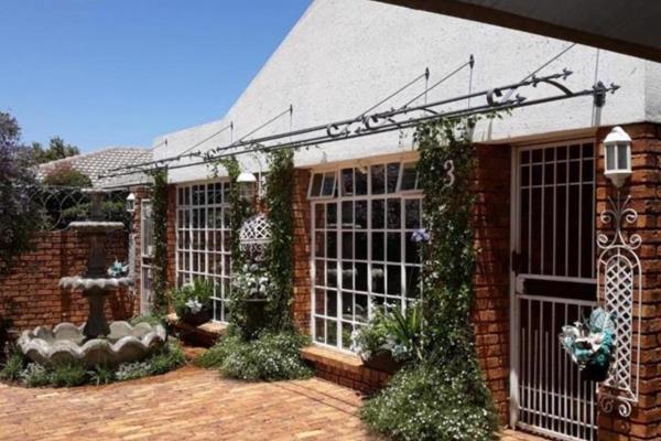 calling investors!!!!
This property in Beyerspark offers:
Main house:
4 Bedrooms
Bathrooms
Kitchen
Lounge
Dining
TV ...