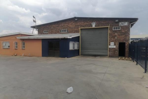 Fantastic warehouse with its own fenced off yard, in an industrial park. 
633m2 unit ...