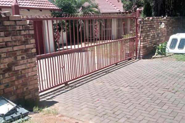 TO LET
Nestled in a secured boomed area and easy access to Mooifontein Road,
This Property is newly renovated with spacious yard 3 ...