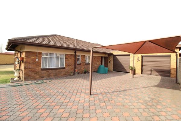 Fibre
swimming pool
romote gate
This home is situated on 1062m2 land.

A cozy home ...