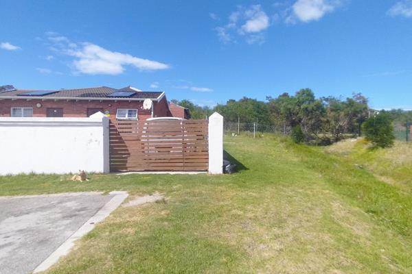 Low maintenance face brick home!

This semi detached home offers 3 bedrooms with built-in cupboards, a family bathroom, a spacious ...