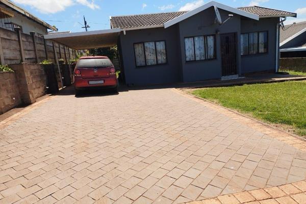 Sole Mandate - This neat home has 3 bedrooms (the main bedroom as an air-con), 1 bathroom, lounge and nice fitted kitchen, 2 carports ...