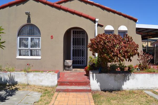 Exclusive and Sole Mandate

This charming corner property, located on a quiet street, offers a comfortable and well-maintained living space. The open-plan lounge and dining area provide a welcoming atmosphere, while the fully fitted kitchen features ample cupboard space. ...