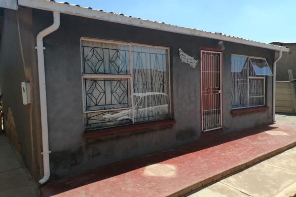 Are you looking for a basic house, that is ready to be renovated and upgraded? Welcome to your new residence. 
This is a lovely four ...