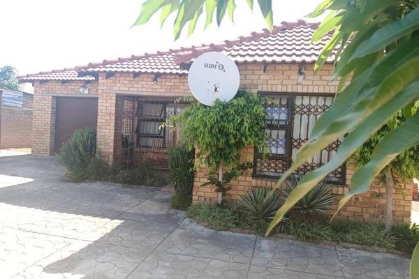 Stunning  beautiful 3 bedroom house to rent in block V  Mabopane R4500, these property offers 3 specious bedrooms ,main bedroom with en ...