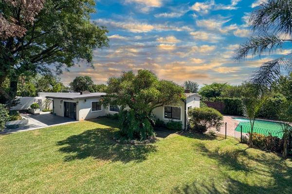 Nestled in a secure, boomed-off road, this beautifully refurbished home exudes comfort, style, and practicality. Designed for modern ...