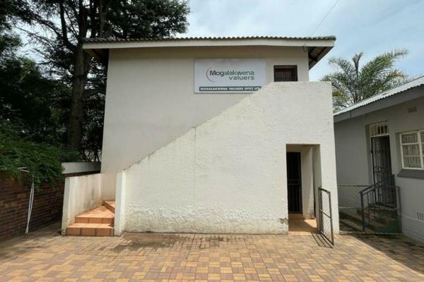 This 90m&#178; office space is located in Monument, Krugersdorp, and offers a ...