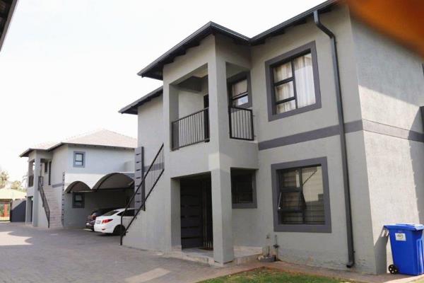 As good as new house available for you:
Three spacious bedrooms with modern finishes.
Two bathrooms.
Lounge.
Comes with single ...