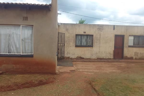 3 BEDROOM PROPERTY for sale at Zonkizizwe EXT 2
*Open plan lounge
*3 bedroom
*Bathroom
*240 SQM
*Entertainment ...