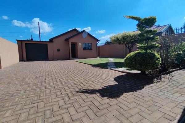 This stunning, well-maintained property in the quiet and popular Protea Glen ...