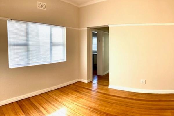 Secure 1st Floor, 1 Bedroom (BIC) apartment in the City Bowl off Hatfield Street in Barnett Street
Separate Lounge, Fully Fitted ...