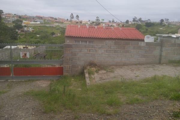 We are excited to bring to you this 2 bedroom house.

The house consist of 2 bedrooms, lounge, kitchen and family bathroom.

It is ...