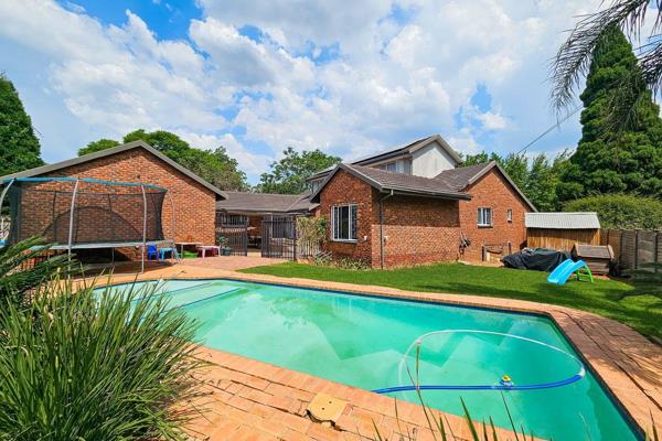 This spacious 5-bedroom home, located in the desirable area of Garsfontein, Pretoria, offers a blend of comfort, style, and modern ...