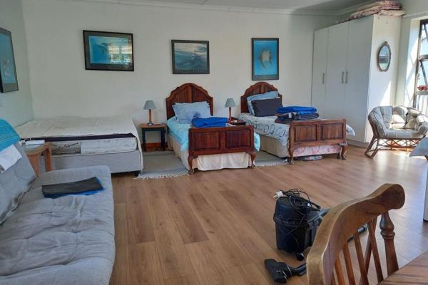 This Studio  Apartment is Fully Furnished
1 Bedroom
1 Bathroom
Kitchen
Dining, living area
Balcony with ocean view
1 shaded parking

No ...