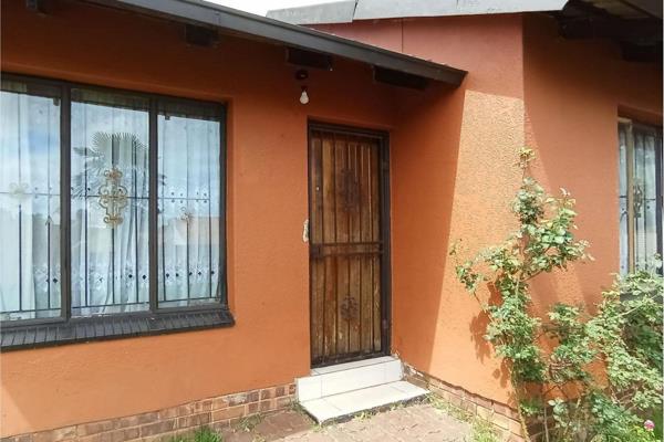 Charming 2-Bedroom, 1-Bathroom Home for Rent in a Vibrant Neighborhood for only R6650.00 per month
Welcome to this delightful, cozy ...