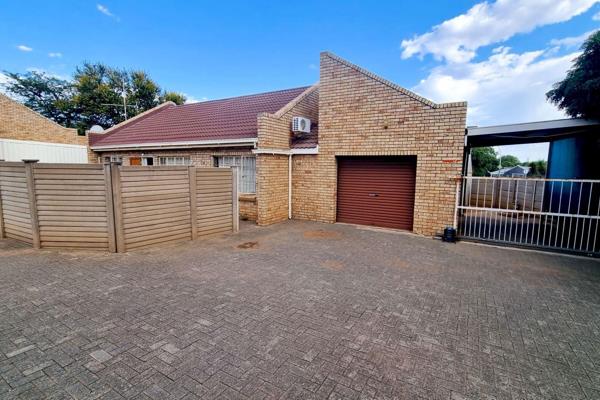 Charming 3-Bedroom Townhouse in Uitsig, Bloemfontein

Welcome to this delightful face-brick townhouse that combines comfort ...