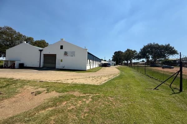 This 320m2 property offers an excellent combination of a large warehouse and functional ...