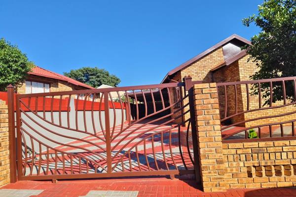 A beautiful 3 bedroom house up for sale at Geelhout. The house offers a fitted kitchen ...