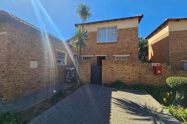 This spacious and well-maintained duplex in Ruimsig is perfect for a family. It features three bedrooms and two bathrooms, providing ...