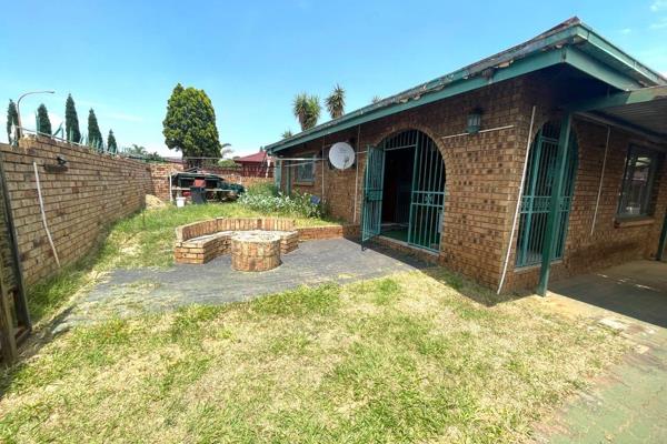 Comprising of: 
3 Bedrooms, 2 Bathrooms (1 En-Suite) 
Spacious Kitchen, Sizeable Lounge &amp; Dining Area, 
Covered Carport for upto ...