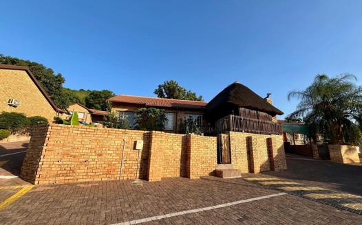 3 Bedroom Townhouse for sale in Safari Gardens