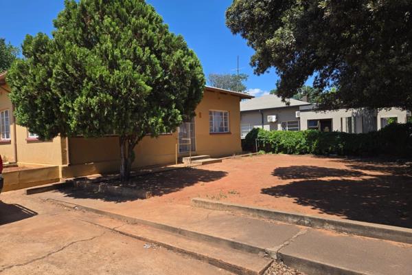 3 Bedroom house, with a back- and front yard. Garage space for 1 motor vehicle. Big kitchen with laundry room.