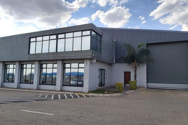 Conveniently located just off the N17, this modern 1,200m2 warehouse in Wadeville offers ...