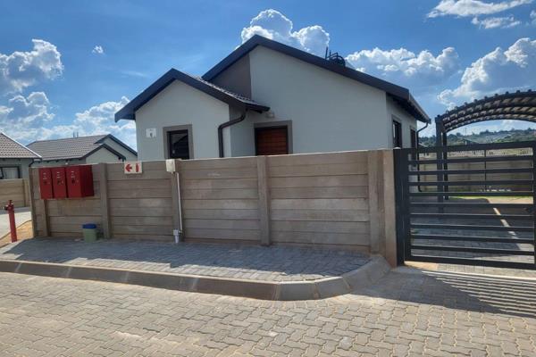 Luxurious 2-Bedroom Sectional Title in Wilfordon, Roodepoort
*Property Overview*
Nestled in the heart of Wilfordon, Roodepoort, this ...