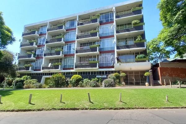 Beautiful bellevue flat on houghton border is almost too good to be true!

This stunning 4th-floor apartment in Bellevue, Johannesburg ...