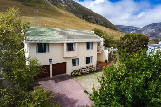 4 Bedroom House for sale in Hermanus Heights