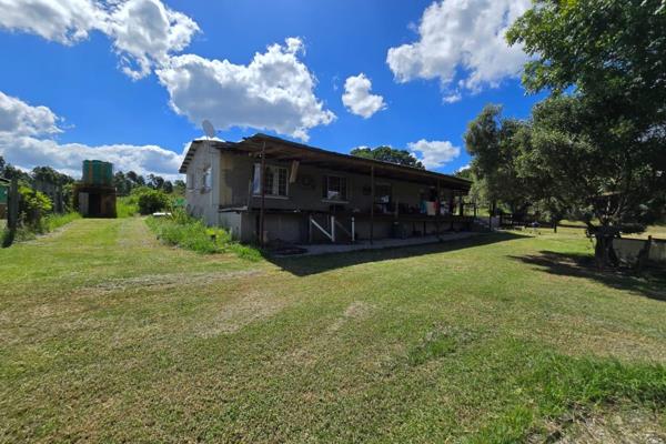 This charming 4.88-hectare farm is located in the picturesque area of White River, offering both spacious living and privacy. The main ...