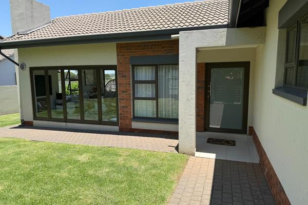 Contemporary single - level 4 bedroom home to rent in Midstream Hill.

ON OFFER:

* Open plan living areas, flowing to kitchen and ...