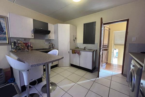 Midfloor Apartment in Brushwood complex

Open plan Living Room and Kitchen.
The Kitchen has a large pantry, space for 2 wet appliances ...