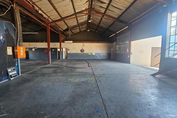 This 810m2 workshop, situated on a spacious 1,046m2 plot, is designed to accommodate a ...