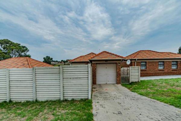 Welcome to this charming 3-bedroom house located in the sought-after Olievenhoutbosch Extension 4. This delightful home offers a ...