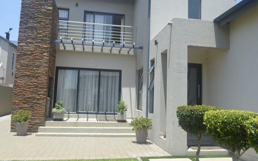 4 Bedroom House for sale in Louwlardia