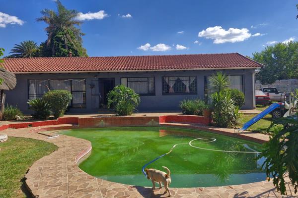 This prime property is located in a very good safe area with a 1km radius to all ammenities , schools, saps  and transport.This  very ...