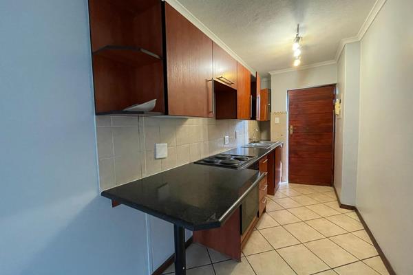 2nd floor beautiful 2 Bed, 1Bath, Lounge and Kitchen, with balcony unit in 21, Zambezi Estate.
This complex is near Kollonade Shopping ...