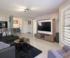 Apartment / Flat for sale in Bloubergstrand