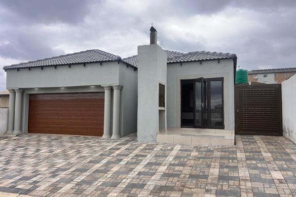 Massive 4 Bedroom House To Rent in Clayville, Midrand
Spacious 4-Bedroom Family Home with Gorgeous Modern Finishings is looking for ...